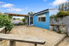 The Wee Blue Bach - Waikanae Beach Holiday Home